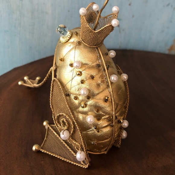 A toad to kiss to find your handsome prince! And he’s pretty cute….. - Picture 9 of 12